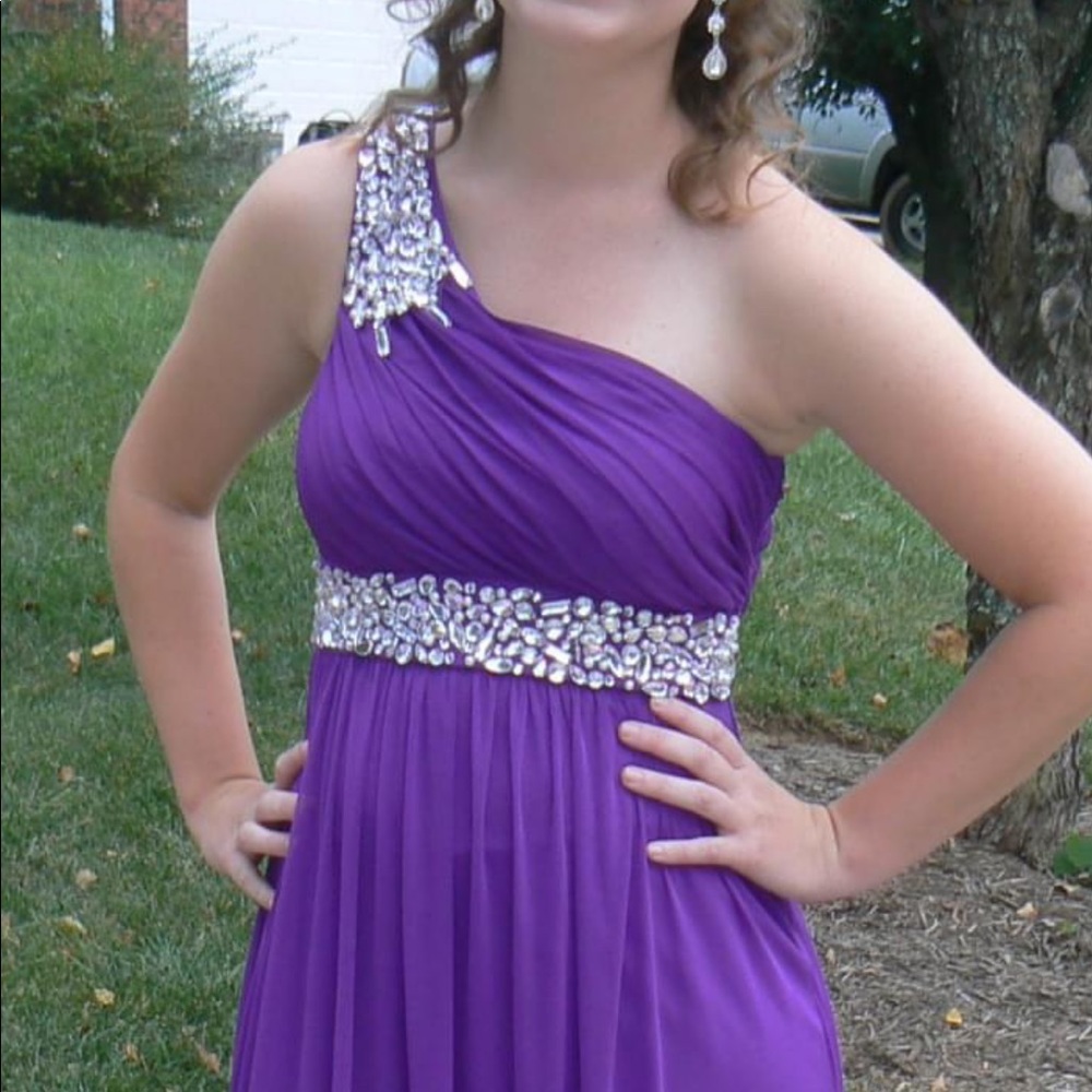 Size 3 formal dress. Very comfortable!